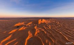 Пустыня Эрг-Шебби рядом с Мерзугой на закате