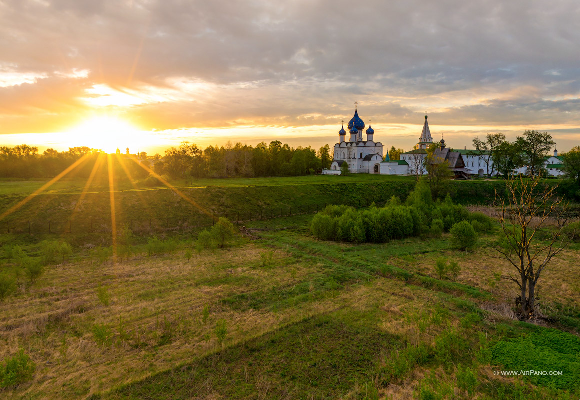 Суздаль храм у реки