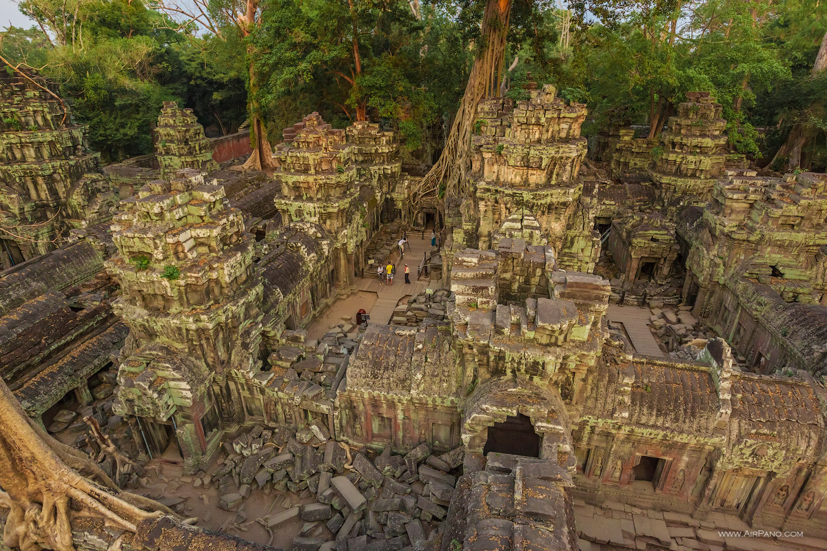 Затерянный в джунглях. Храм та Пром Камбоджа. Камбоджа Затерянный город Ангкор. Ангкор-ват храмовый комплекс в Камбодже. Храм Камбоджи Ангкор внутри.