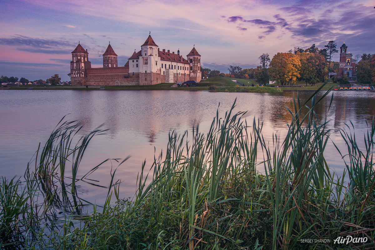 Mir castle. Мирский замок. Мирской замок в Белоруссии. Мирский замок осенью. Замок в сумерках.