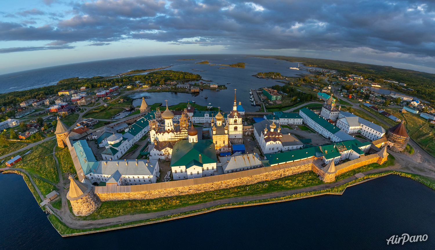 Класс архангельская область. Соловецкий архипелаг (Архангельск). Соловецкий монастырь Соловецкие острова. Музей Соловецкого монастыря. Соловки монастырь 2020.