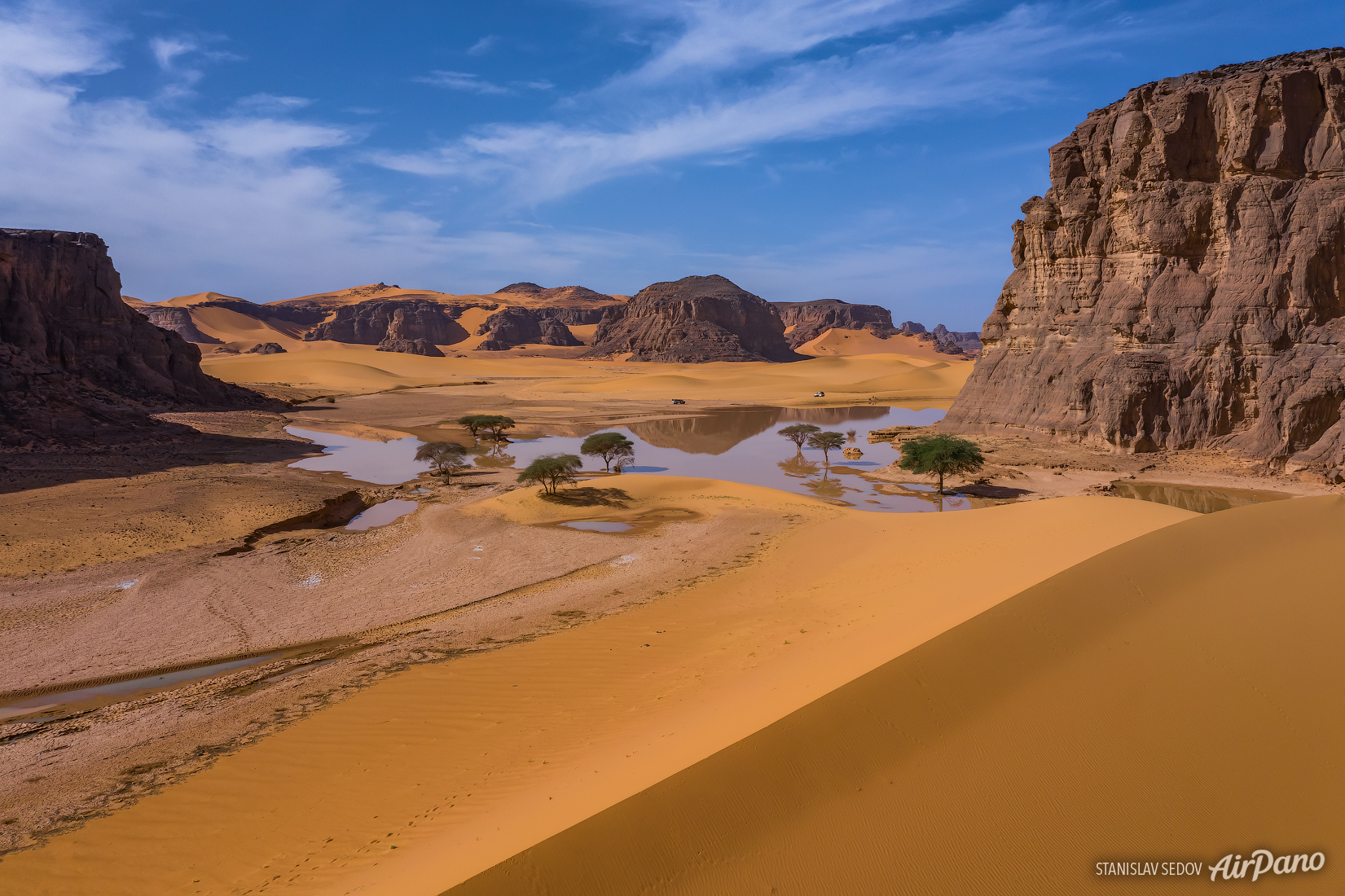 Реки пустыни россии. Иран пустыня Оазис. Пустыня сахара Оазис. Вода в пустыне. Река в пустыне сахара.