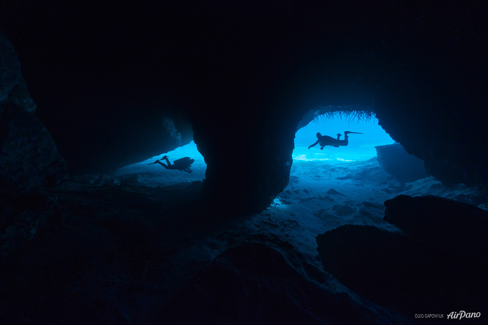 Течение в море через пещеры