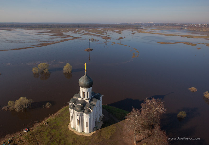 Храм Покрова на Нерли в половодье