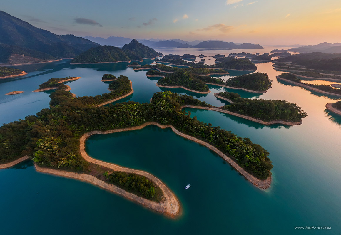 Island lake. Озеро Цяньдаоху. Цяньдаоху или озеро тысячи островов. Озеро 1000 островов. Озеро тысячи островов в Китае.